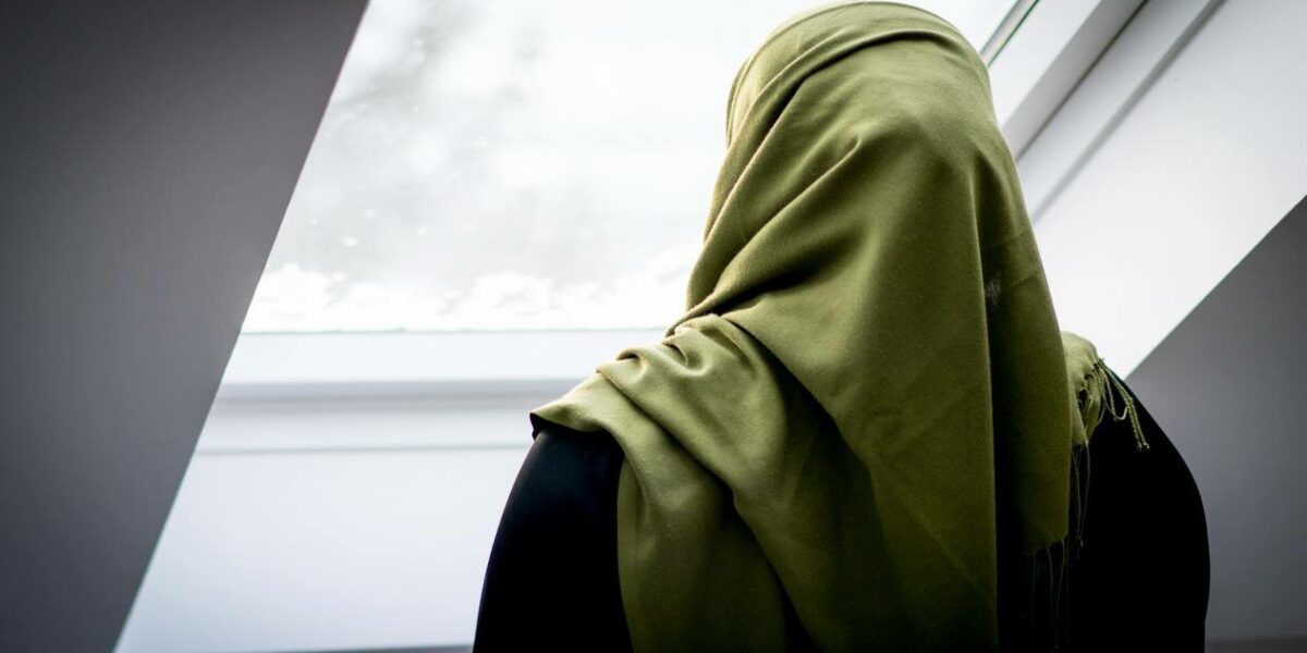 حوار بين شخصين عن الحجاب ومواصفات الحجاب الصحيح في الشرع