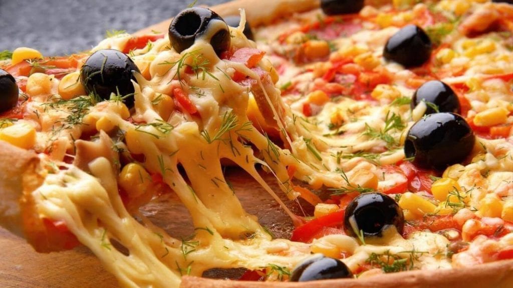 اسهل طريقة لعمل البيتزا في المنزل بأطعمة مختلفة