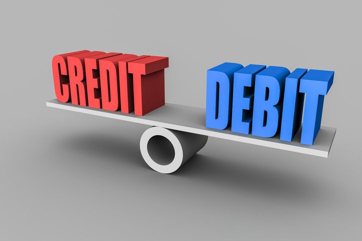 الفرق بين debit وcredit بالإنجليزي واستخدامها في الحسابات والعلاقة بينهم