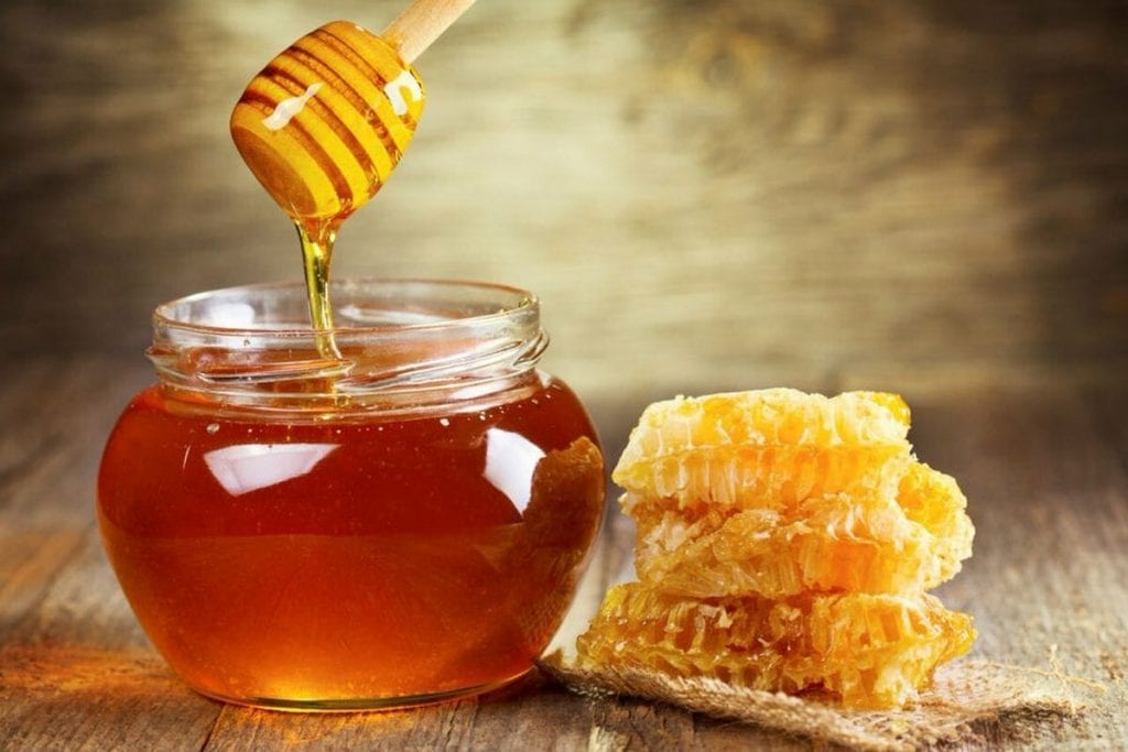 تفسير حلم أكل العسل مع الشمع بكل تأويلاته