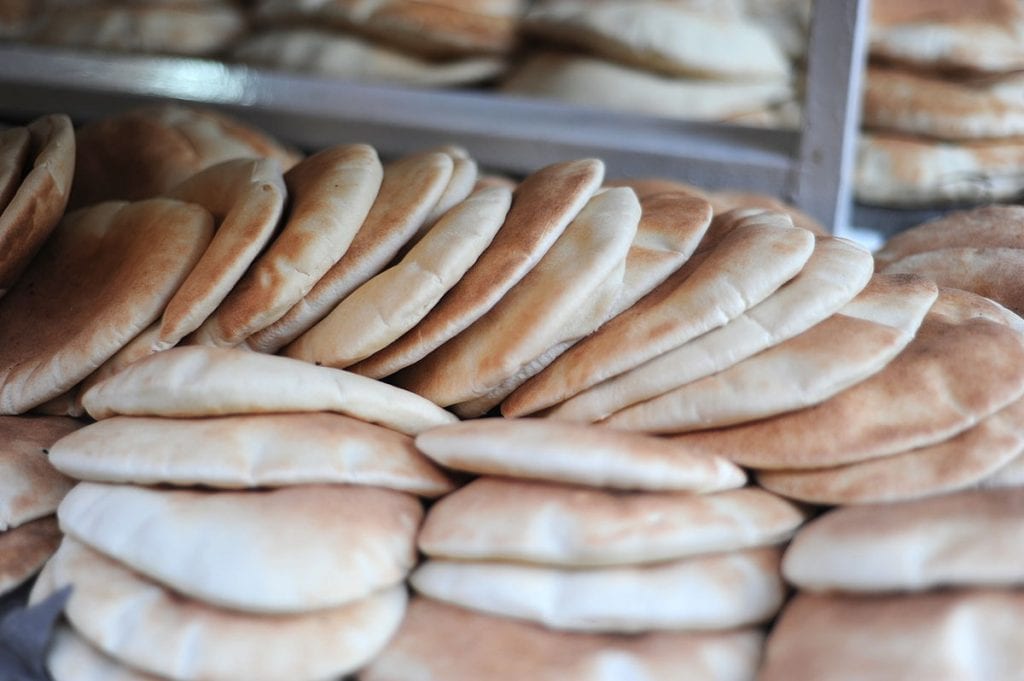 طريقة عمل الخبز اللبناني وطريقة تحضير حواشي الخبز اللبناني