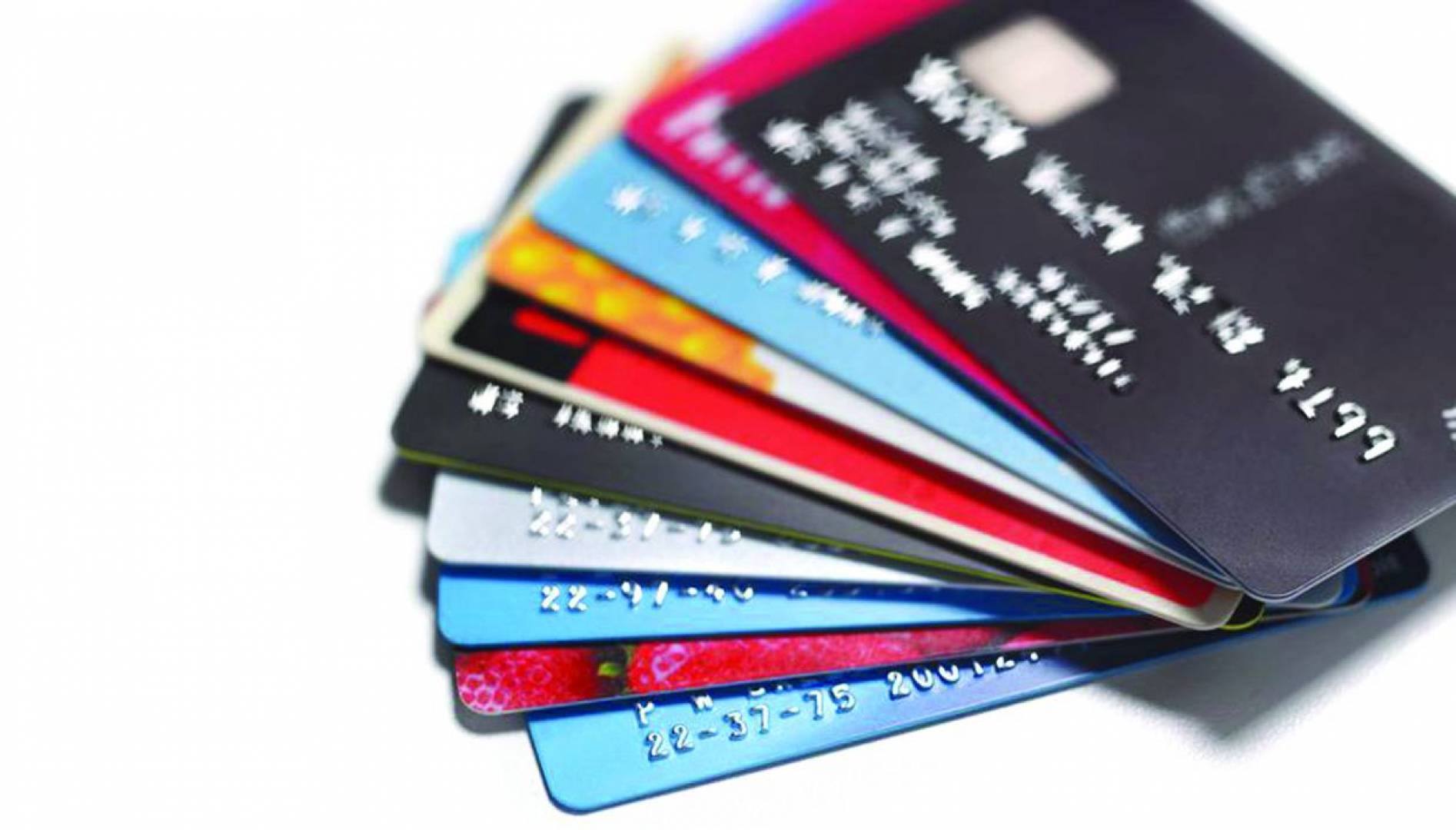 كيفية عمل بطاقة ائتمان خاصة بك وما الفرق بين بطاقات الائتمان وبطاقات المدفوعة مقدما؟