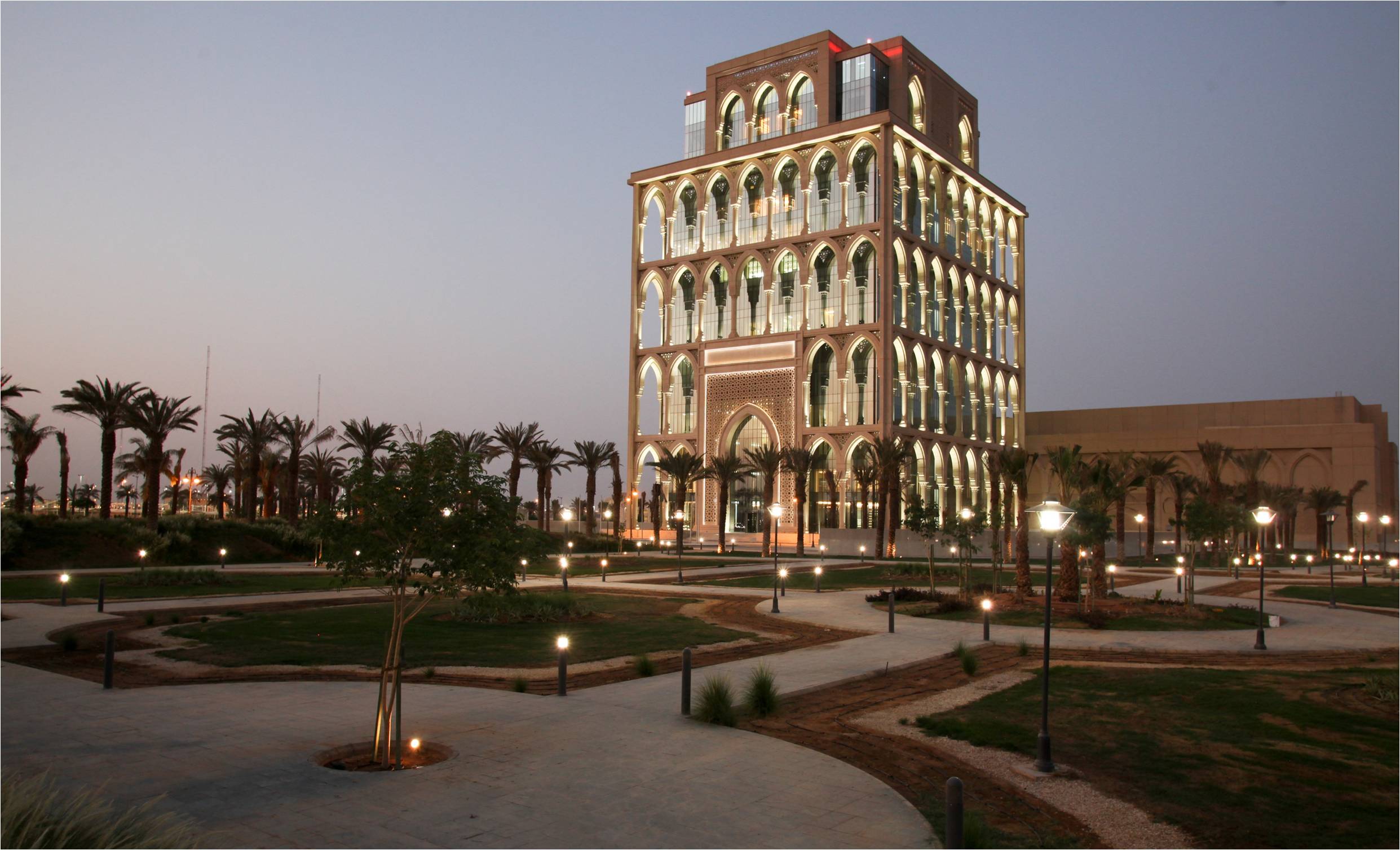 مساحة جامعة الملك سعود وتكاليف الدراسة بها والكليات التي تضمها الجامعة