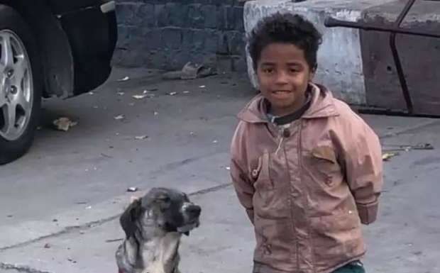 تعرف على قصة الطفل سيد ماهر الرحيم بتربية الكلب في الشارع