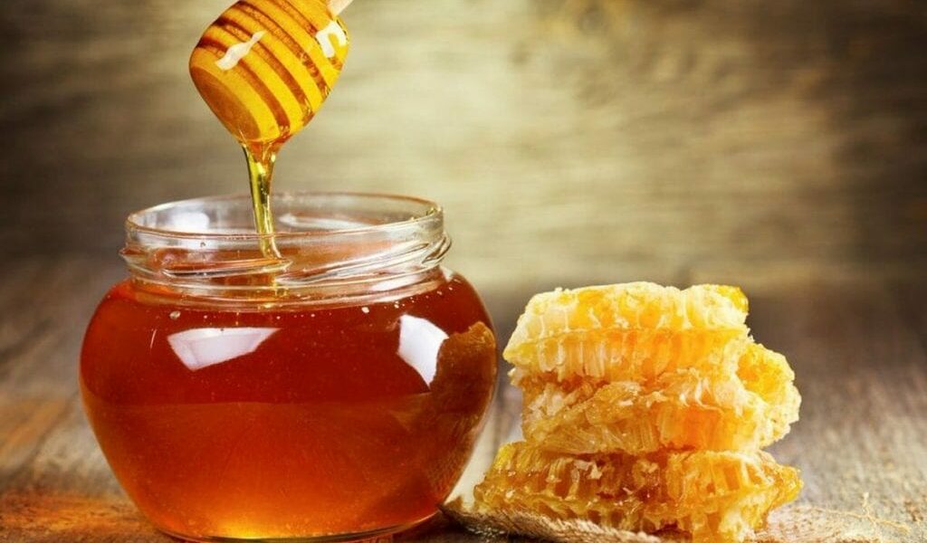 تفسير حلم أكل العسل مع الشمع بكل تأويلاته