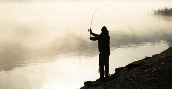 تفسير حلم صيد السمك بالسنارة أو الشبكة ومعنى إمساك الأسماك في الحلم