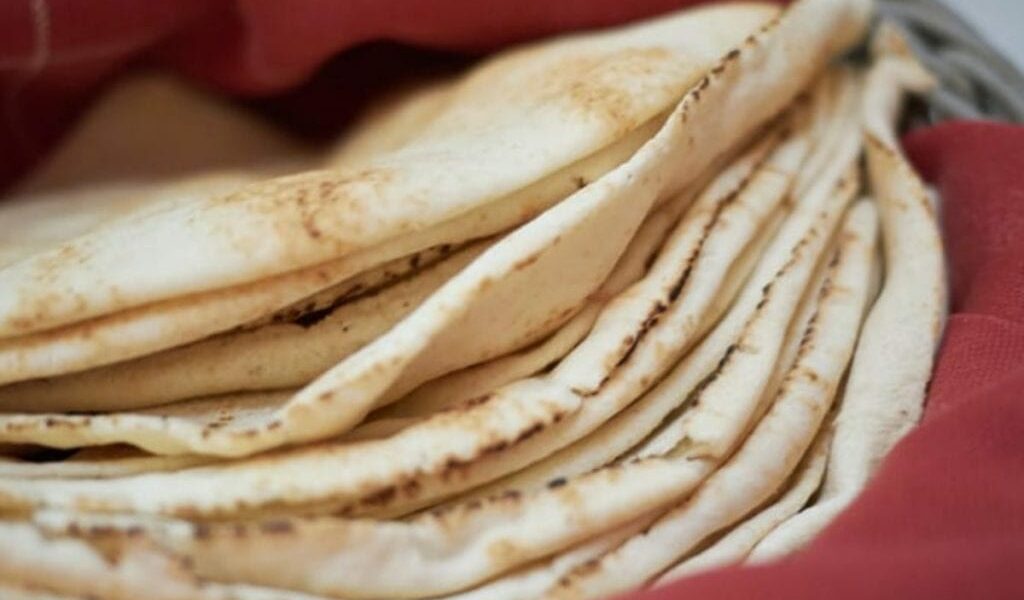 طريقة عمل الخبز العربي مع الأوريجانو