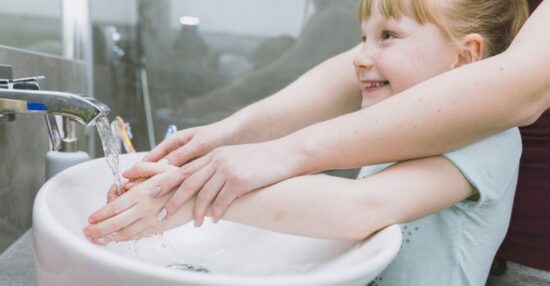 غسل اليدين في المنام للفتاة العزباء والمتزوجة والحامل