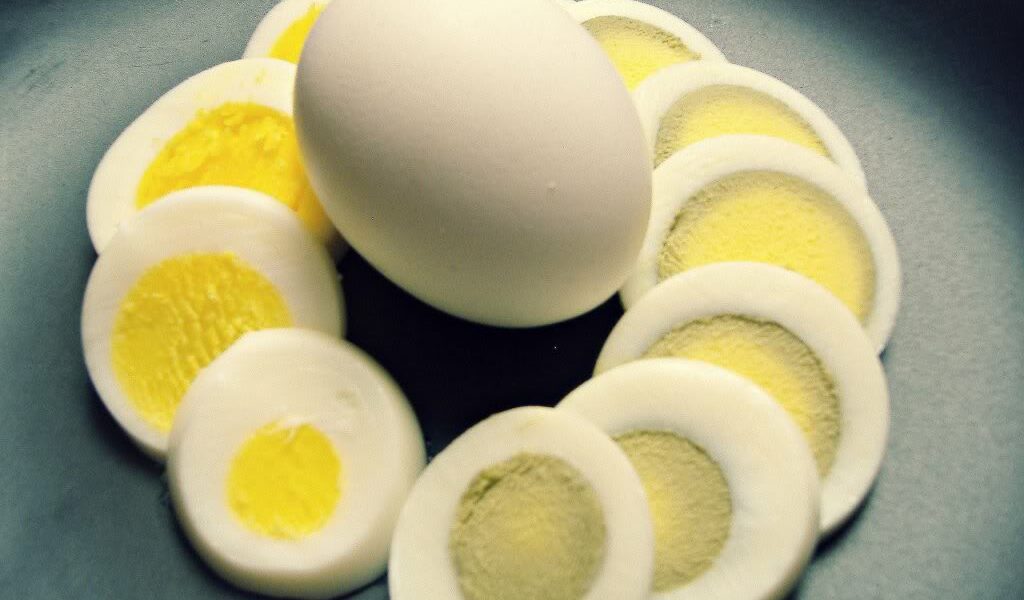 كم مدة سلق البيض وكيفية أعداده بأكثر من طريقة
