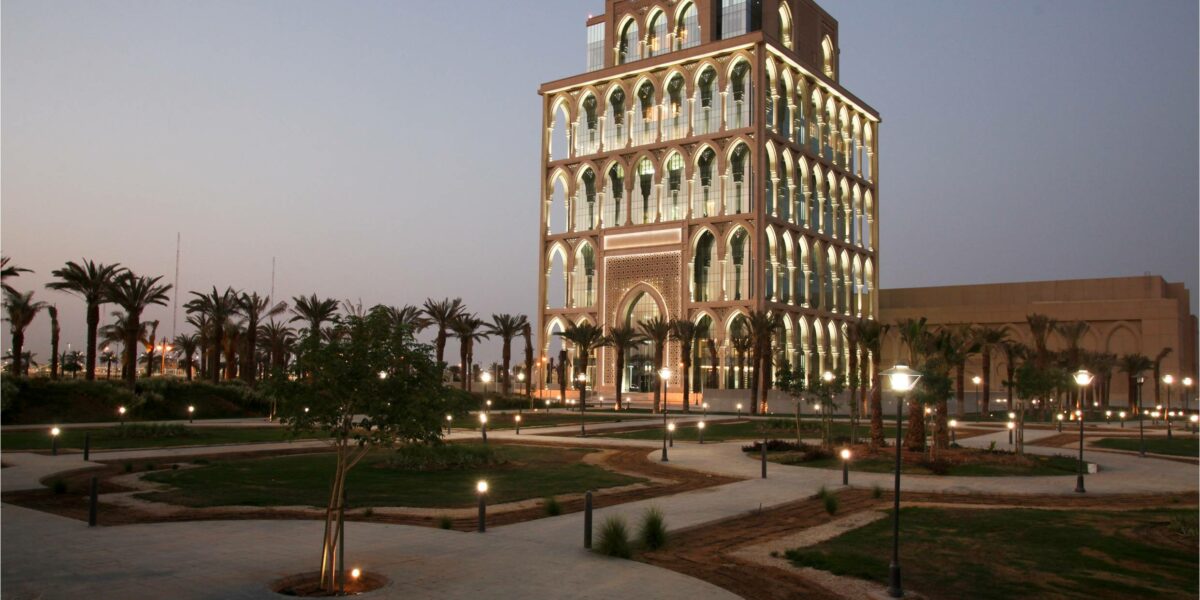 مساحة جامعة الملك سعود وتكاليف الدراسة بها والكليات التي تضمها الجامعة