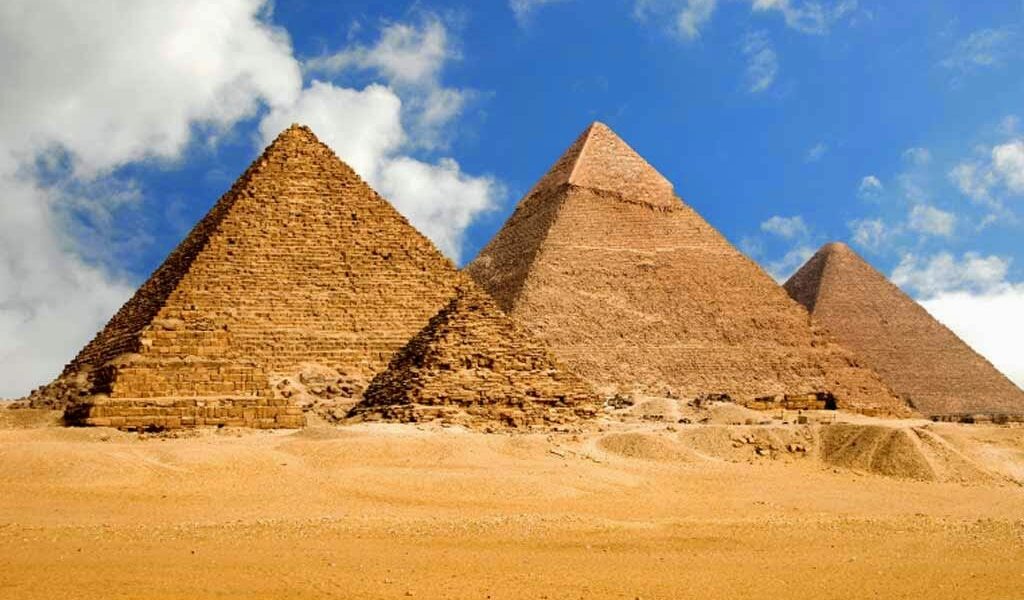 موضوع تعبير عن الأهرامات وبعض الحقائق الغريبة عن الأهرامات المصرية