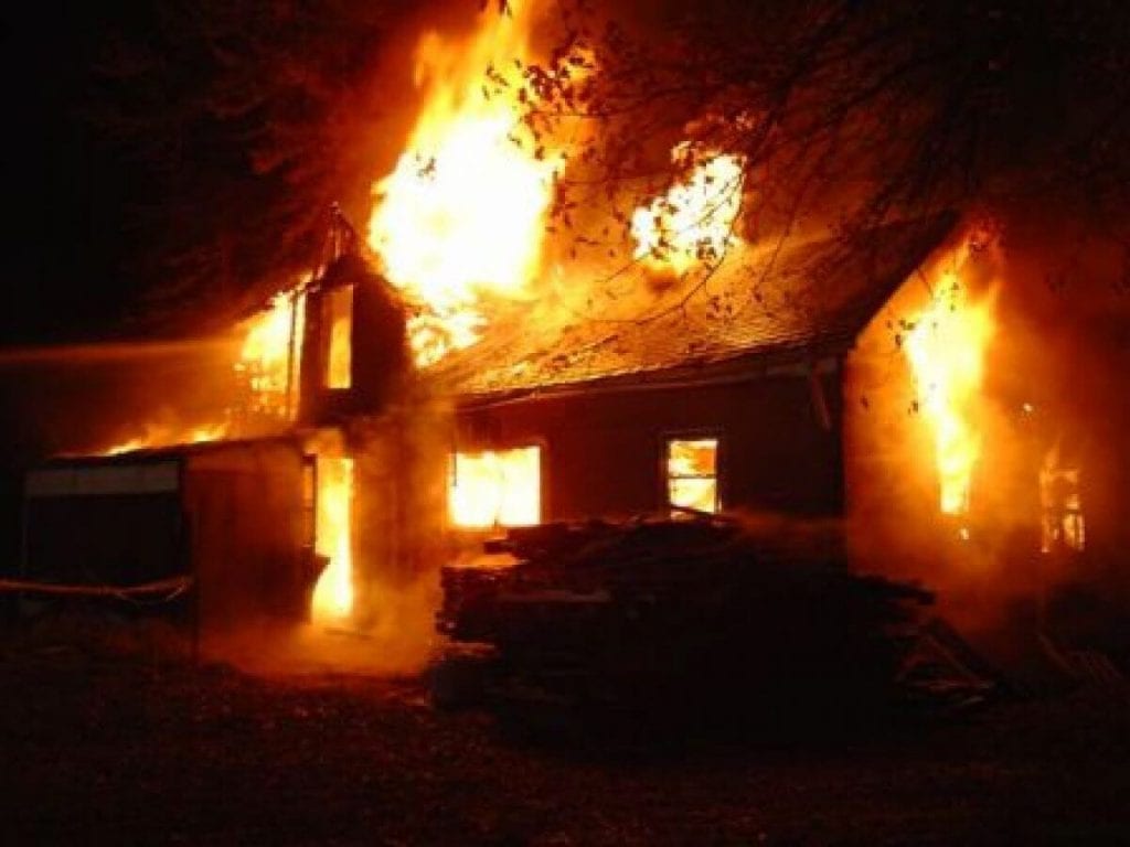 احتراق البيت في المنام والحلم بغرفة المعيشة في بيتك تحترق
