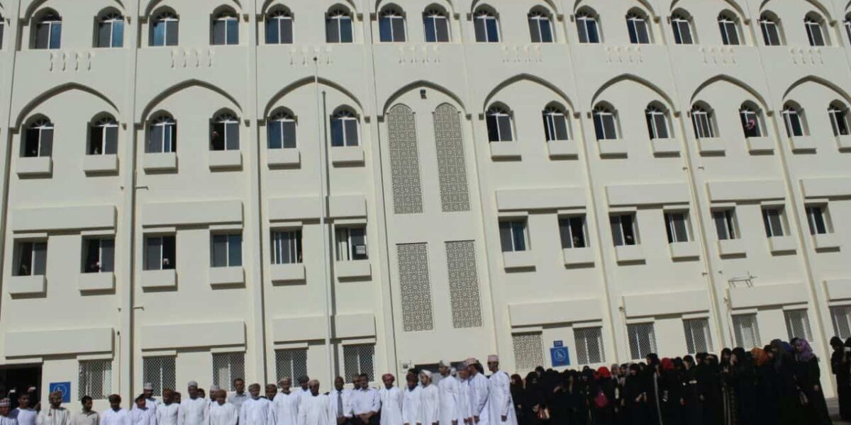 الجامعة العربية المفتوحة سلطنة عمان وأقسام الدراسة بها