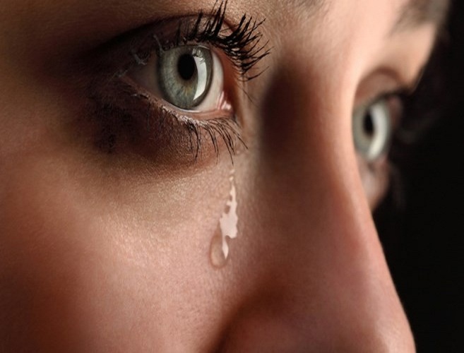 تفسير الدموع في المنام للعزباء والمتزوجة والرجل