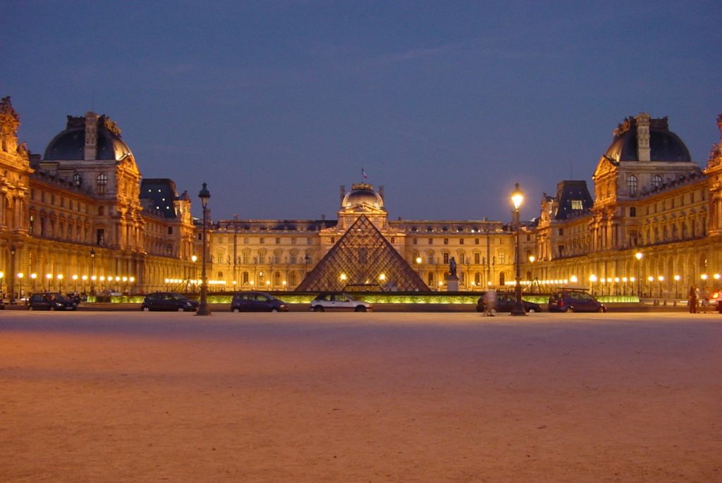 ما هو متحف عالمي يقع في باريس؟