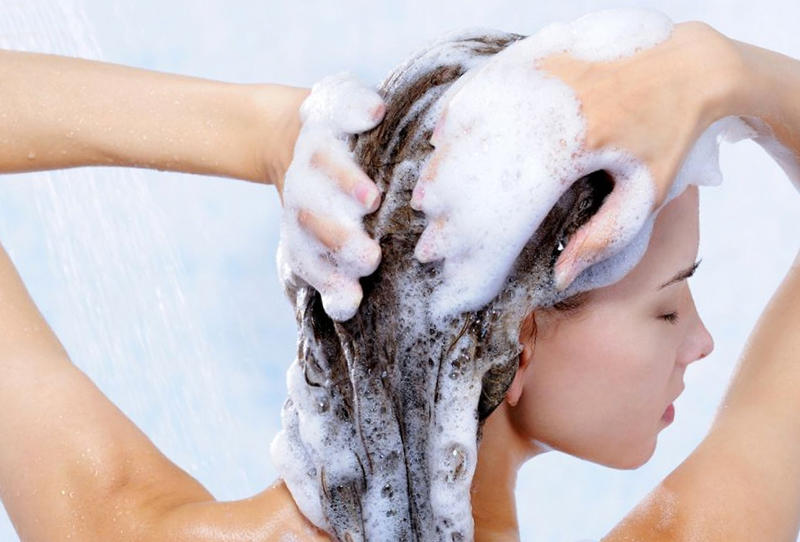 أضرار الاستحمام كل يوم للشعر ونصائح لغسله بشكل صحي