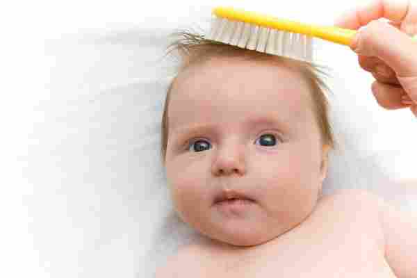 خلطة مضمونة لتكثيف شعر الأطفال