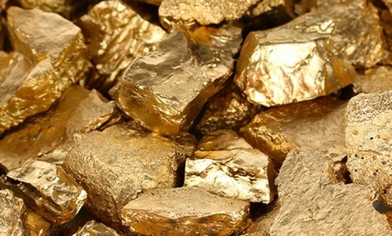 استخراج الذهب من الصخور يدويا