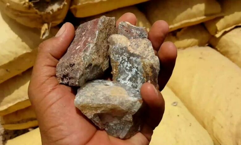 كيفية استخراج الذهب من الصخور يدويًا بالخطوات