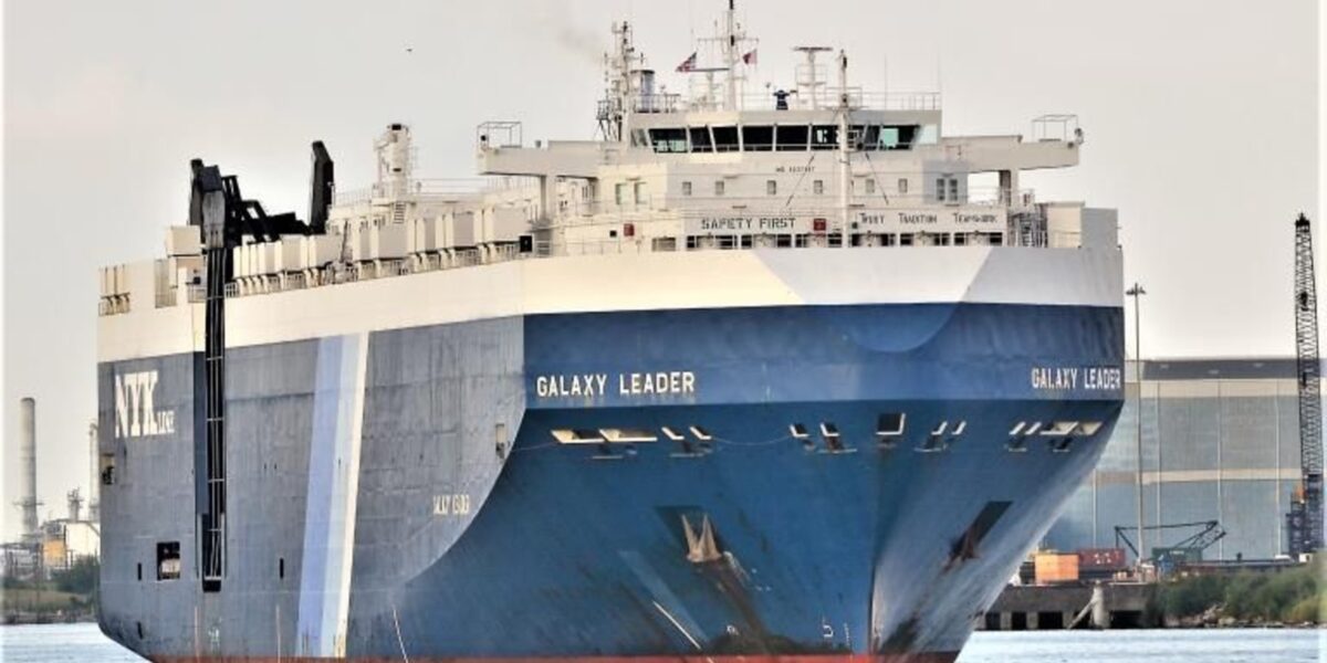 قبطان مصري يكشف تفاصيل عن السفينة الإسرائيلية المحتجزة في اليمن