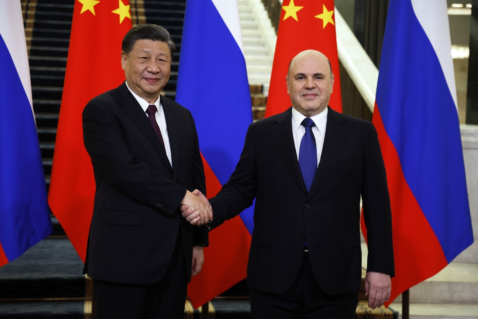 "ضربة روسية صينية للدولار".. محللة مصرية تتحدث عن خطط الصين وروسيا لمواجهة أمريكا