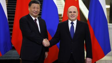 "ضربة روسية صينية للدولار".. محللة مصرية تتحدث عن خطط الصين وروسيا لمواجهة أمريكا