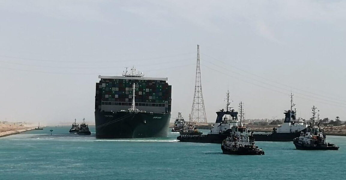 "عمل ابتزازي ضد مصر".. خبير يتحدث عن تعليق السفن مرورها عبر قناة السويس