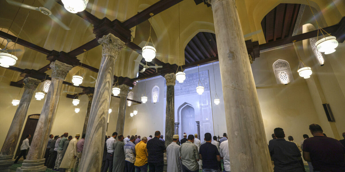 مصر.. دار الإفتاء توضح حكم الصلاة بالقفازين لشدة البرد