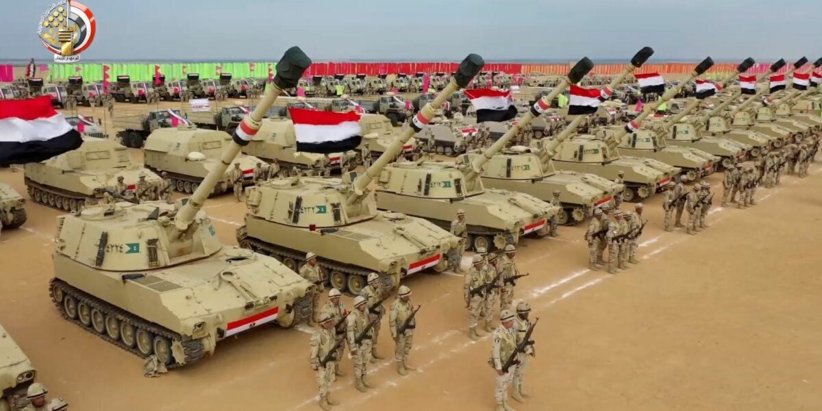 الجيش المصري يختبر قوته المدفعية
