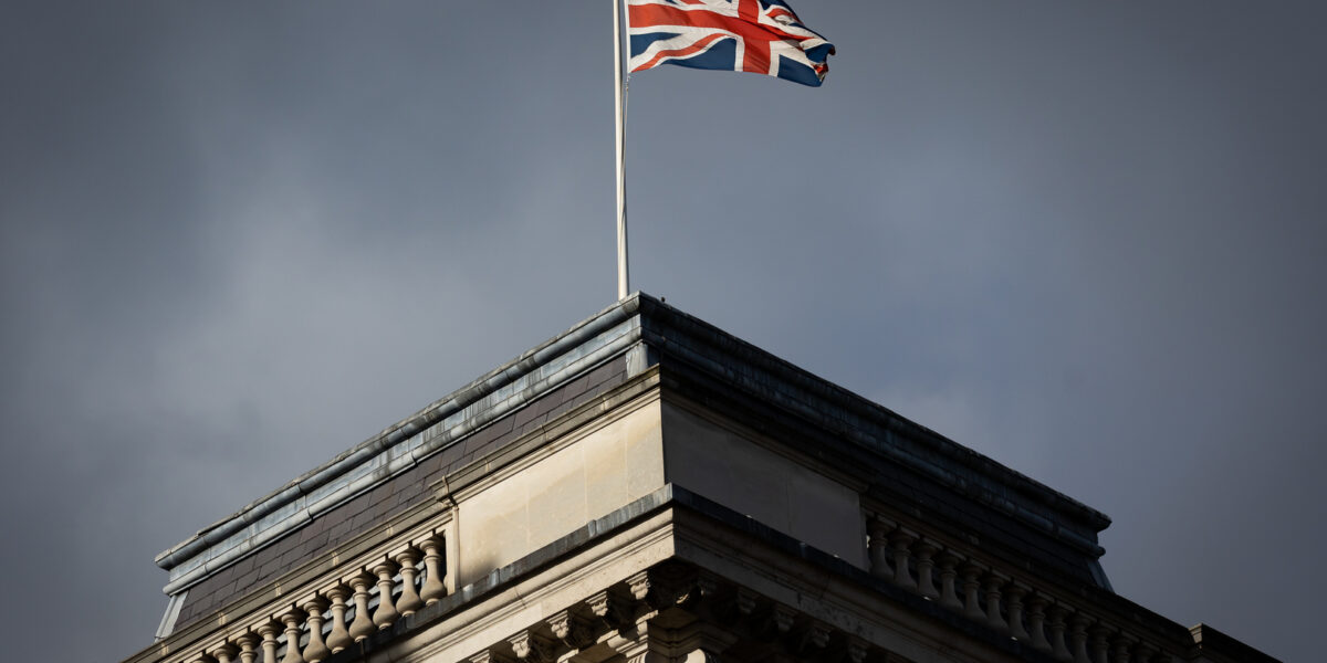 بريطانيا تحذر مواطنيها في إسرائيل ومصر ودول عربية بعد الهجوم على اليمن