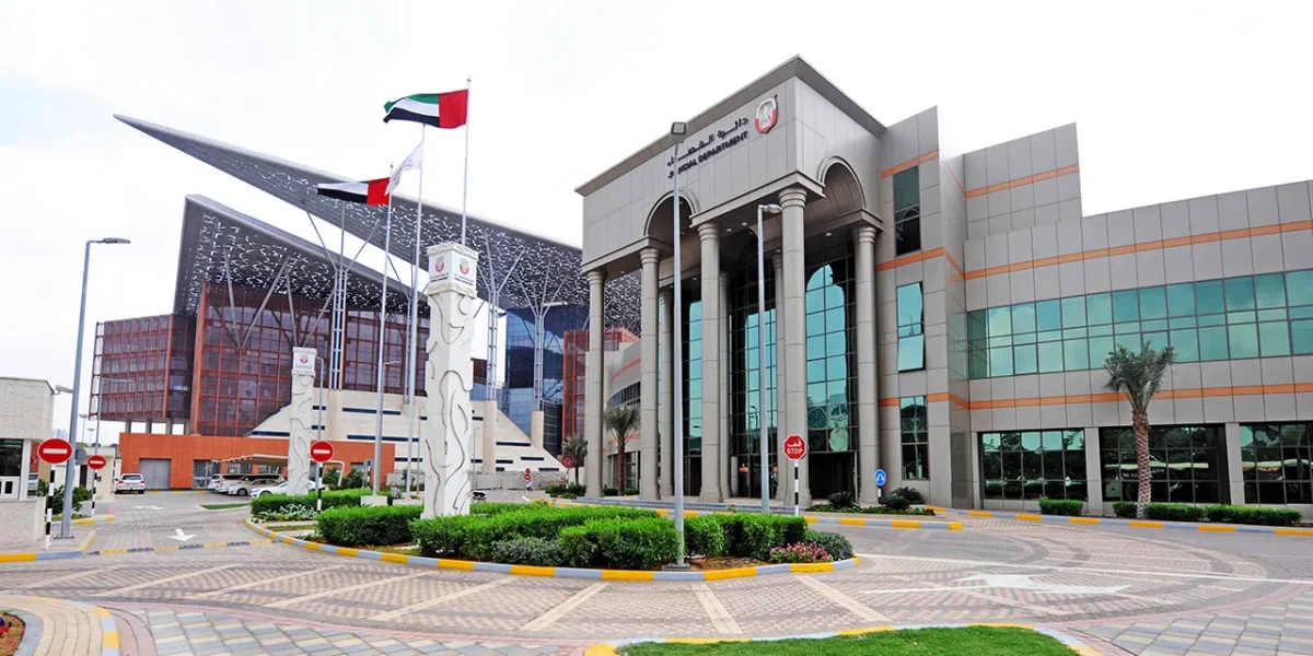 محكمة أبو ظبي تدين 18 شخص بجرائم الإضرار بالمال العام والتزوير