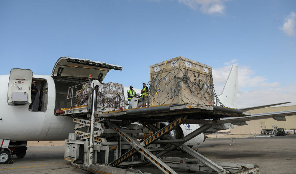 وصول طائرة عسكرية قطرية محملة بالأدوية إلى مطار العريش