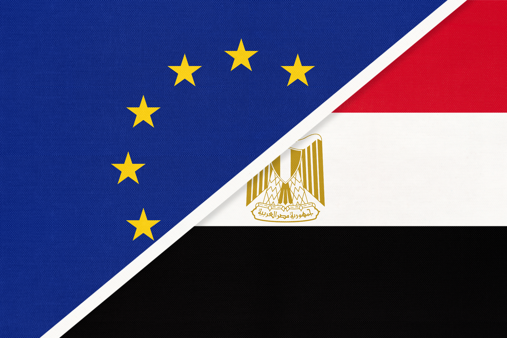 الخارجية المصرية: فارهيلي يبلغ شكري بإقرار الاتحاد الأوروبي دعما ماليا واقتصاديا إضافيا لمصر