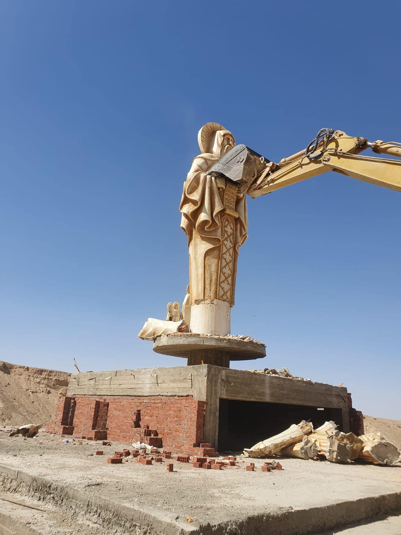 مصر.  إزالة تمثال الأنبا أنطونيوس بالبحر الأحمر بعد جدل على مواقع التواصل الاجتماعي (صور)