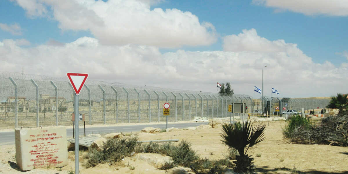 إسرائيليون يحاولون اجتياح السياج الحدودي مع مصر