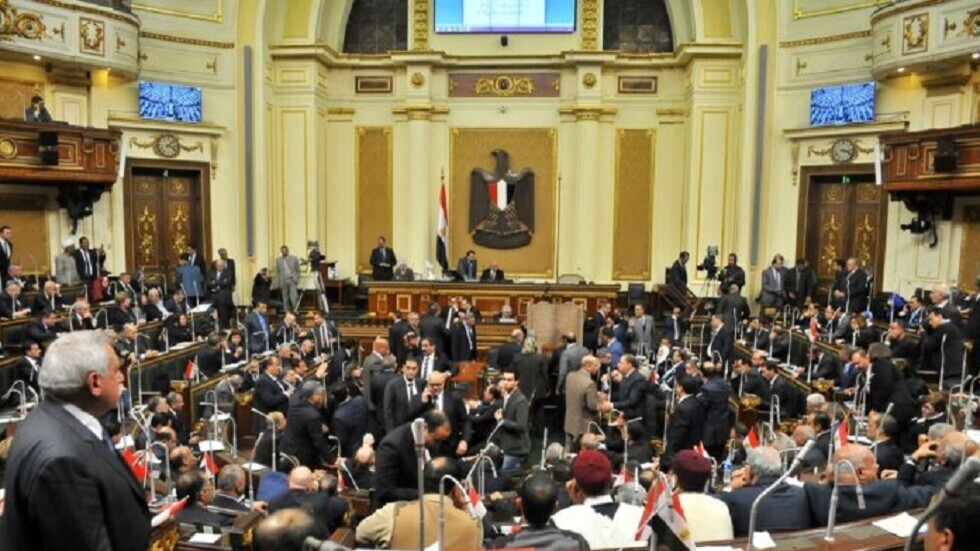 هجوم عنيف تحت قبة البرلمان المصري على