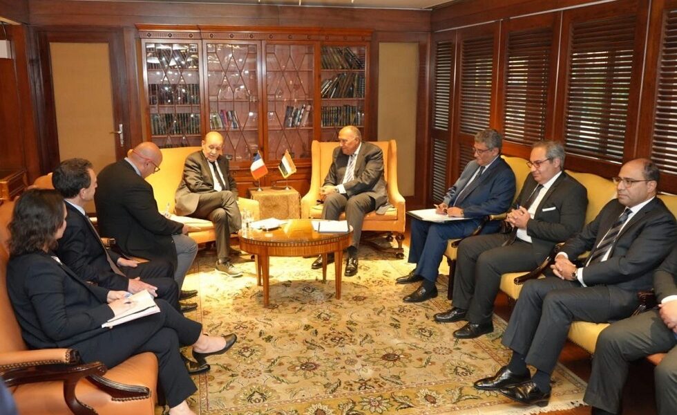 وزير الخارجية المصري يؤكد لمبعوث باريس إلى بيروت ضرورة الحفاظ على الإطار الدستوري للبنان
