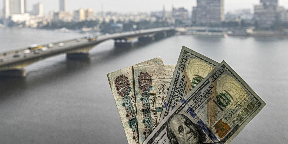 الدولار يتراجع في مصر