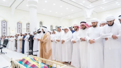 الشيوخ يؤدون صلاة الجنازة على جثمان خالد بن سعود بن خالد القاسمي