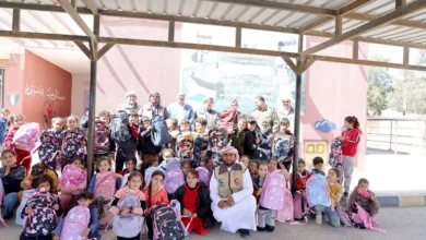 حقائب مدرسية هدايا الهلال الأحمر الإماراتي لأطفال قضاء الأزرق الأردني