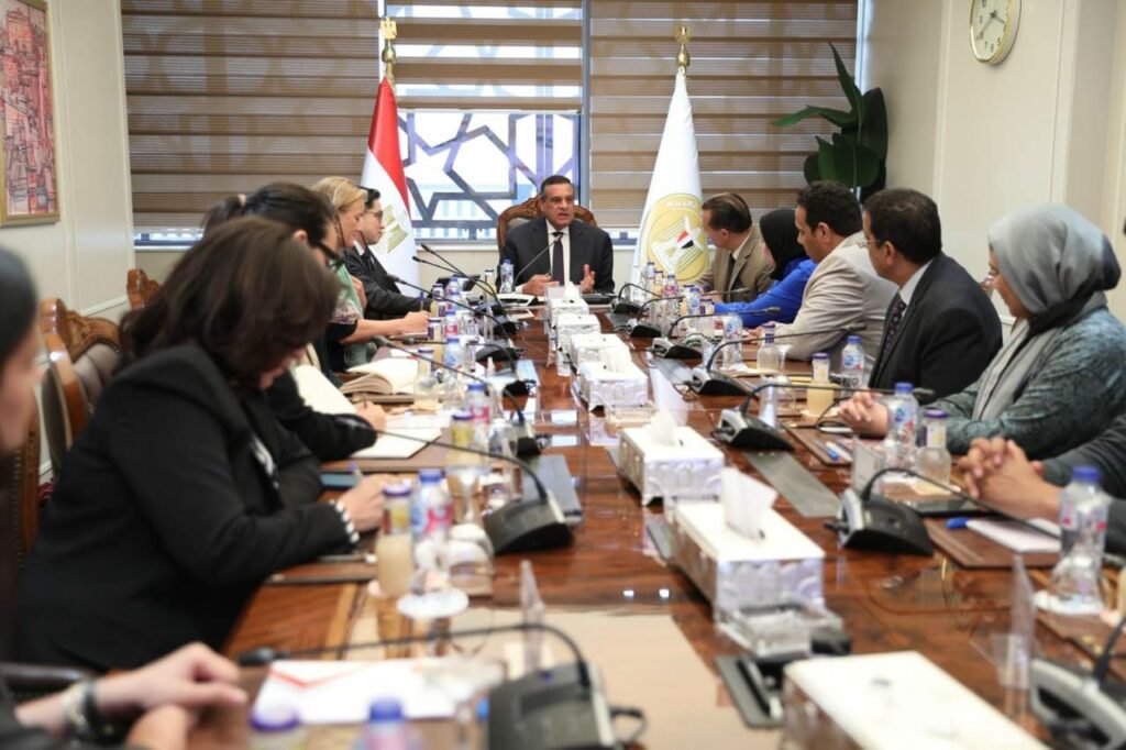 وزير التنمية المحلية يتابع مع وفد البنك الدولى الموقف التنفيذي لبرنامج التنمية المحلية بصعيد مصر - موجز مصر