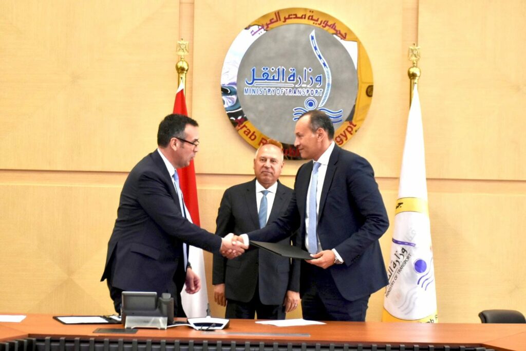 وزير النقل يشهد توقيع عقد تنفيذ البنية الفوقية لمحطة الحاويات تحيا مصر1 - موجز مصر