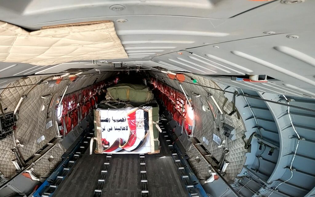 بال وال .. مصر تواصل أعمال الجسر الجوي اليومي لإسقاط المساعدات الإنسانية والإغاثية على غزة - موجز مصر