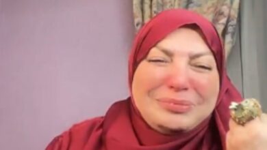 انهيار فنانة مصرية على الهواء بسبب عالم أزهري