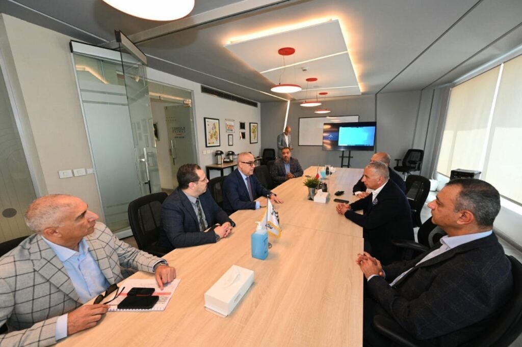 وزير الإسكان يجتمع مع مسئولي شركة السويدي إلكتريك لمناقشة دور المستثمرين في تطوير المناطق الصناعية بالمدن الجديدة - موجز مصر