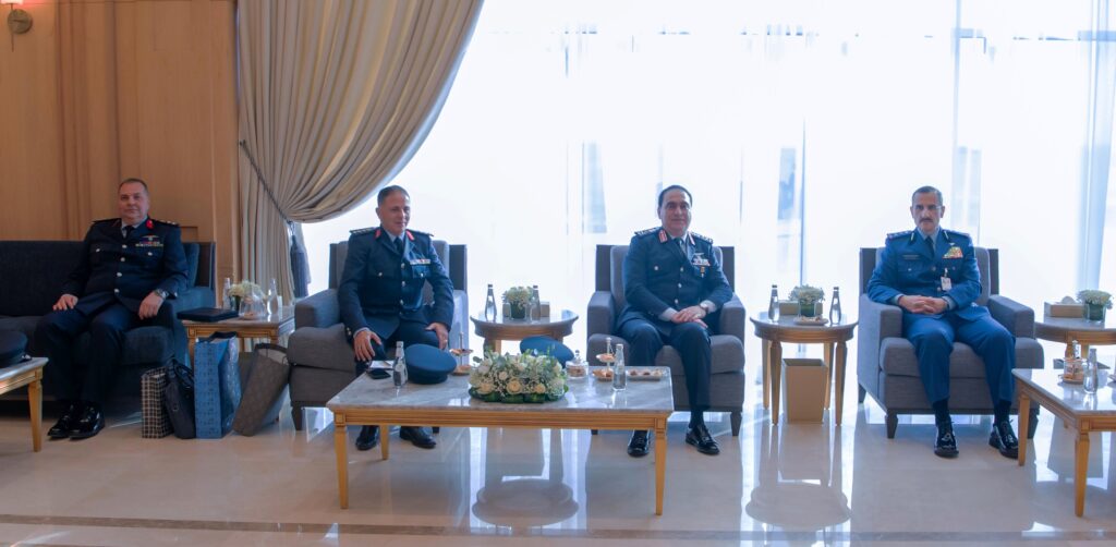 التقاء قائد القوات الجوية بقائد القوات الجوية الملكية السعودية ومشاركته في حفل تخريج دفعة من كلية الملك فيصل الجوية - موجز مصر