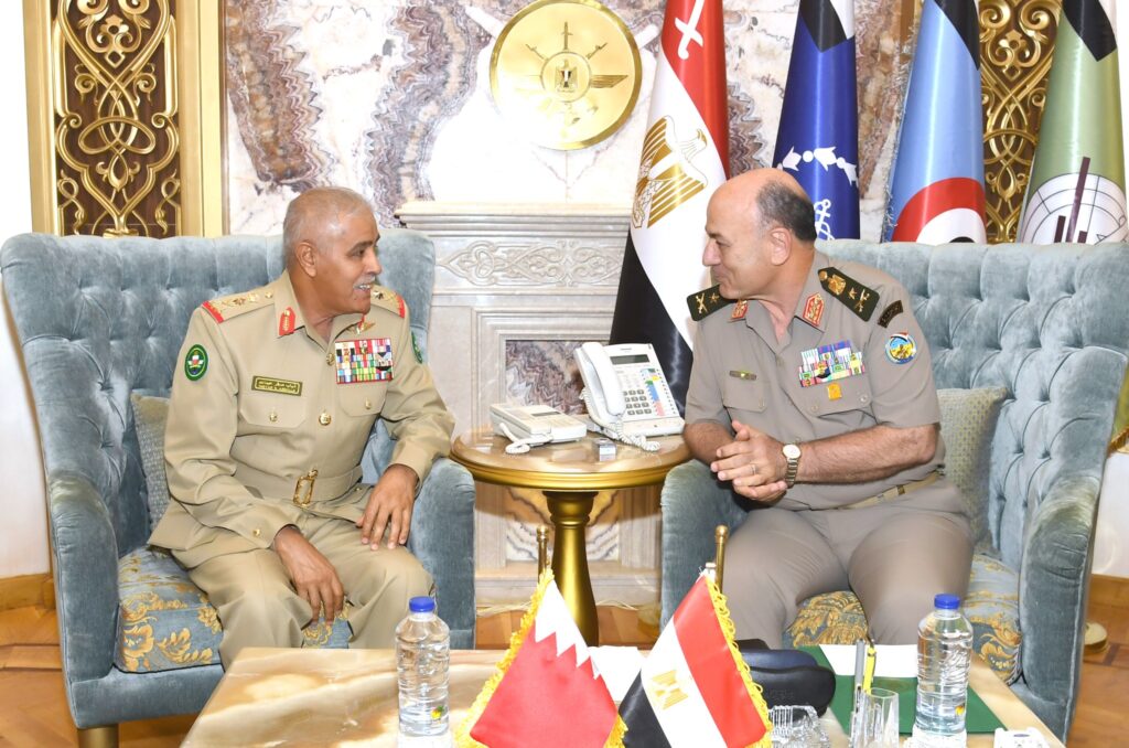 بحث رئيس أركان القوات المسلحة مع نظيره في البحرين سبل تعزيز التعاون العسكري - موجز مصر