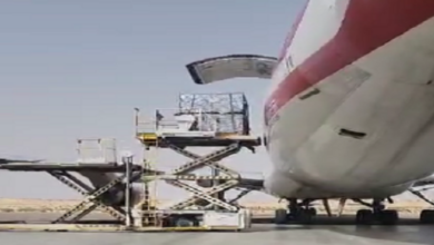 وزارة التموين: مطار العريش يستقبل ثاني طائرة مساعدات محملة بـ 1530 خيمة