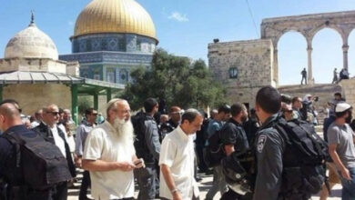 مستوطنون يقتحمون المسجد الأقصى المبارك بحماية شرطة الاحتلال الإسرائيلي