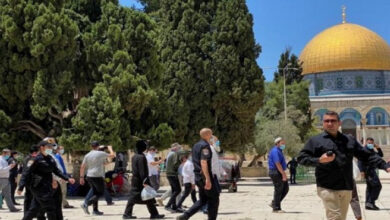 مستوطنون يقتحمون الأقصى بحماية شرطة الاحتلال الإسرائيلي